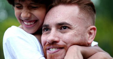 Baba oğul kucaklaşması, çocuk kucaklaması, çeşitlilik karışık ırk.