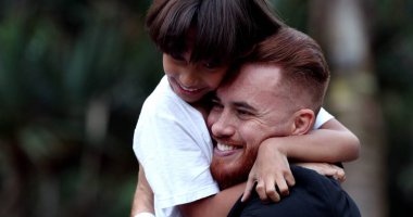 Baba oğul kucaklaşması, çocuk kucaklaması, çeşitlilik karışık ırk.