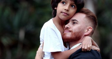 Baba oğul kucaklaşması, çocuk kucaklaması, çeşitlilik karışık ırk.