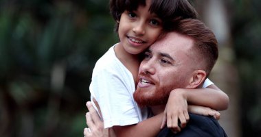 Baba oğul kucaklaşması, çocuk kucaklaması, çeşitlilik karışık ırk.