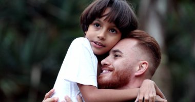 Baba oğul kucaklaşması, çocuk kucaklaması, çeşitlilik karışık ırk.