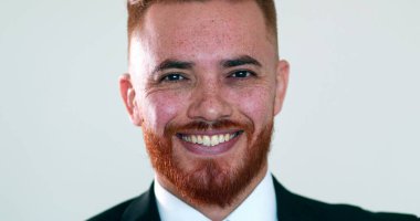İdari İrlandalı kızıl saçlı adam fotoğraf çekimine gülümsüyor. İş adamı yakışıklı karizma gülümsemesi
