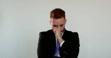 Yönetici iş adamı çözüm buluyor, Eureka fikir anı. Kızıl saçlı menajer düşünüyor