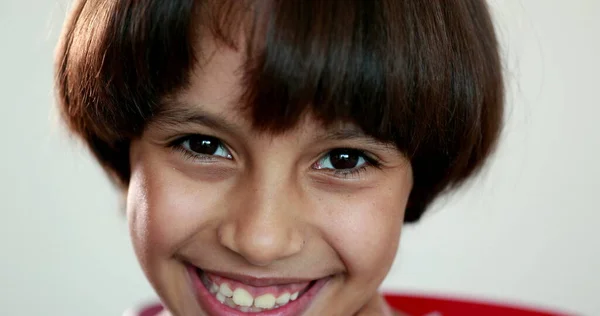 ハンサムな子供の肖像画笑顔 混合レース民族的に多様な若い男の子の子供 — ストック写真