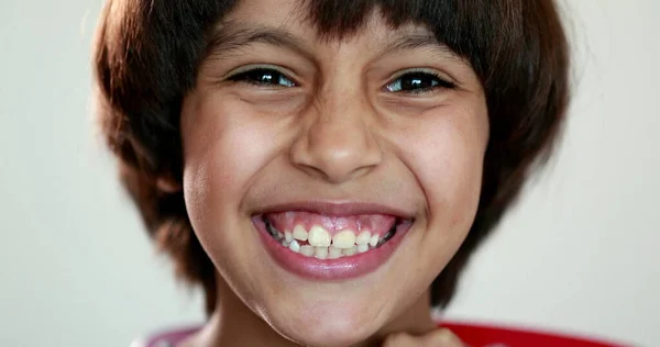Knap Kinderportret Glimlachend Gemengd Ras Etnisch Divers Jong Jongen Kind — Stockfoto