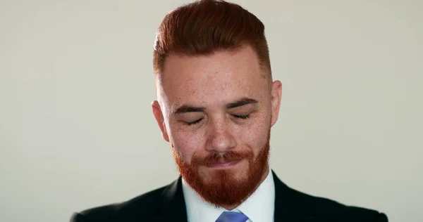 Empreendedor Jovem Olhando Para Câmera Sorrindo Retrato — Fotografia de Stock