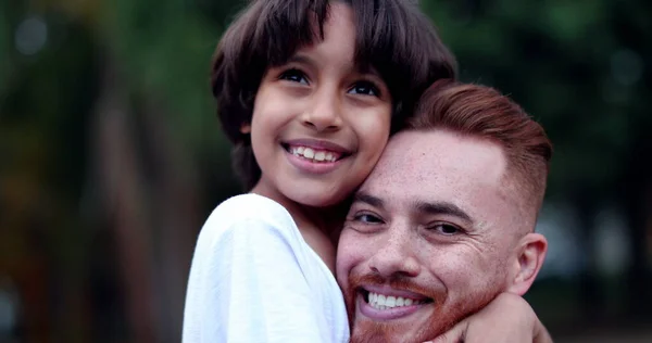 Vader Zoon Omhelzen Elkaar Buiten Blanke Vader Gemengd Ras Kind — Stockfoto