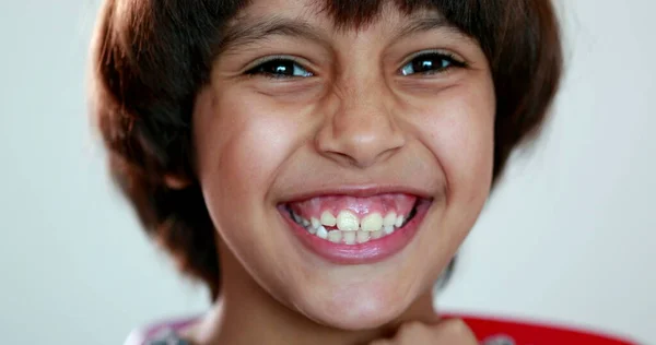 Schattig Gemengd Ras Kind Knipogen Naar Camera Glimlachen Charismatische Jonge — Stockfoto