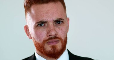 İnançsızlık ifadesi üzgün başını sallıyor.