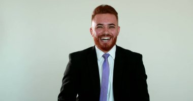 Adam spontane gülümseme ve kahkaha portresi, iş adamı otantik gerçek hayat kahkahası.