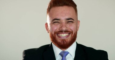 Adam kahkahalarla gülüyor. Portre insanı gerçek hayatta özgün bir gülümseme ve kahkaha. Başarılı iş adamı girişimci.