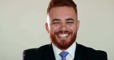 Adam kahkahalarla gülüyor. Portre insanı gerçek hayatta özgün bir gülümseme ve kahkaha. Başarılı iş adamı girişimci.