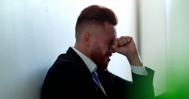 Yerde oturan adam depresyonda.