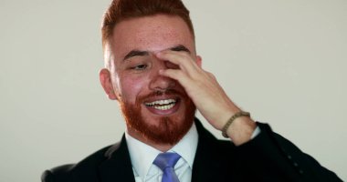 Göz teması kuran, gülümseyen, sıradan tepkiler veren bir adam. dokunaklı yüz