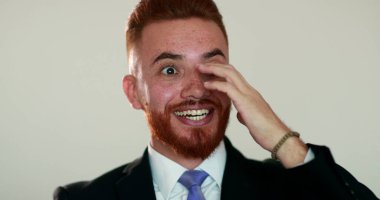 Göz teması kuran, gülümseyen, sıradan tepkiler veren bir adam. dokunaklı yüz