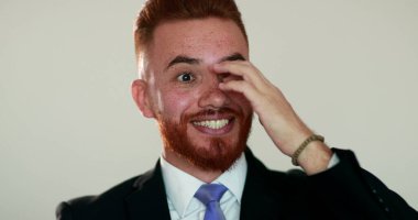 Göz teması kuran, gülümseyen, sıradan tepkiler veren bir adam. dokunaklı yüz