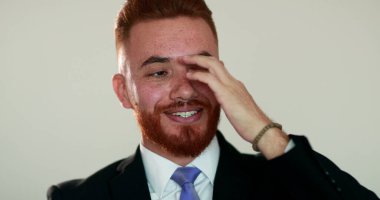 Göz teması kuran, gülümseyen, sıradan tepkiler veren bir adam. dokunaklı yüz