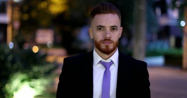 İrlandalı işadamı gece yürüyor, şirket yöneticisi boş zamanlarında yürüyor.