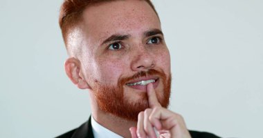 Mutlu adam çözümü buluyor, insan Eureka 'yı kavrayış anı yaşıyor, yönetici kutluyor