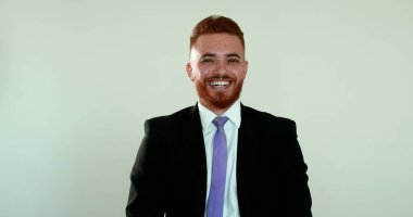 Mutlu iş adamı gülümsüyor. Kendiliğinden gelen otantik kahkaha.