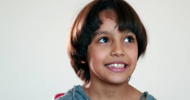 Yakışıklı melez çocuk portresi. Yakın plan.