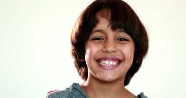 Yakışıklı melez çocuk portresi. Yakın plan.