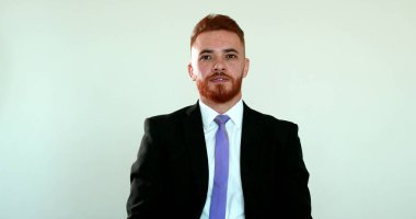 Yakışıklı yönetici adam sıradan gülümseme tepkisi