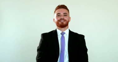 Yakışıklı yönetici adam sıradan gülümseme tepkisi