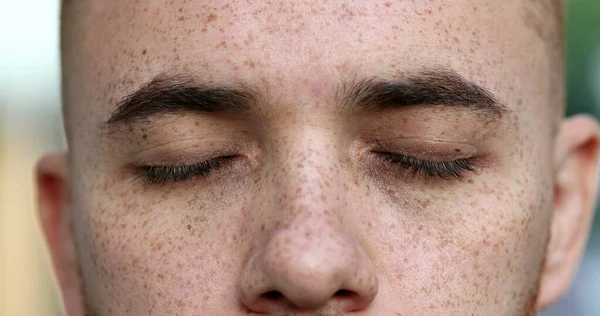 Irlandês Olhando Homem Olhos Fechado Meditando Fora — Fotografia de Stock