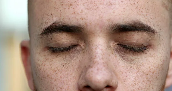 Irisch Aussehender Mann Mit Geschlossenen Augen Meditiert Draußen — Stockfoto