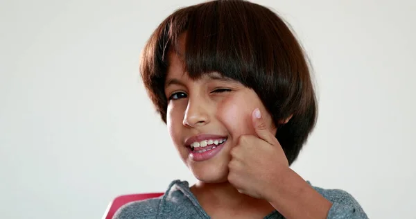 Mutlu Çocuk Kameraya Sallayarak Parmağını Kaldırıyor — Stok fotoğraf