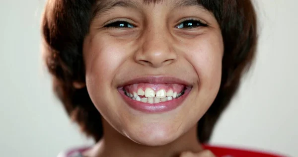 Retrato Niño Guapo Sonriendo Raza Mixta Étnicamente Diversa Chico Joven —  Fotos de Stock