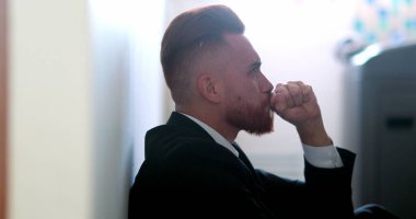 Düşünceli iş adamı hayal kırıklığı içinde yerde oturmuş çözüm arıyor.