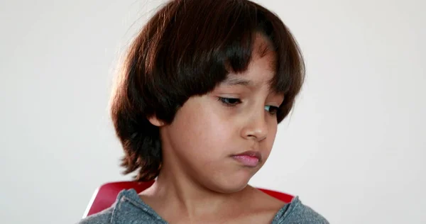 Σκεπτικό Αγόρι Μικτής Φυλής Closeup Πρόσωπο Παιδί Σκέψης — Φωτογραφία Αρχείου