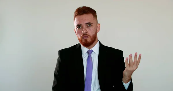 Üzgün Adam Kameraya Tartışıyor Kızıl Saçlı Adamı Kameraya Kızgın Konuşuyor — Stok fotoğraf
