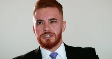 İş adamı duygularını altüst etti. Kızıl saçlı insan öfkeli tepki, pişmanlık ve endişe duyuyor.