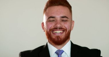 Spontane gerçek hayat gülümsemesi ve kahkahası. Yakışıklı kızıl saçlı, gülümseyen ve gülen bir portre, otantik mutlu insan.