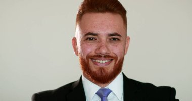 Spontane gerçek hayat gülümsemesi ve kahkahası. Yakışıklı kızıl saçlı, gülümseyen ve gülen bir portre, otantik mutlu insan.