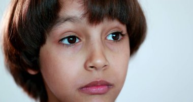 Çocuk portresi düşünen, etnik çeşitliliği yüksek bir çocuk çözüm için fikir arıyor.