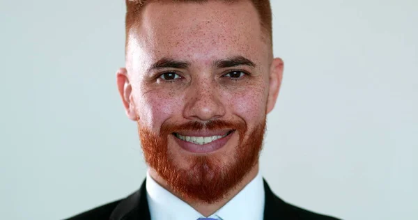 Sorrindo Ruiva Homem Abrindo Olhos Olhando Para Retrato Câmera Empresário — Fotografia de Stock