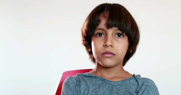 Düşünceli Çocuk Portresi Melez Çocuk Tefekkür Etmeyi Düşünüyor — Stok fotoğraf