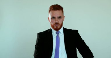 Stresli bir iş adamı hayal kırıklığı içinde el kol hareketi yapıyor. İnançsız duygular hisseden kişi