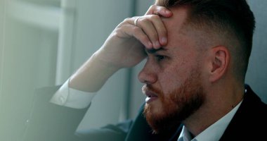 Stresli iş adamı gökyüzüne bakıp Tanrı 'dan yardım istiyor.