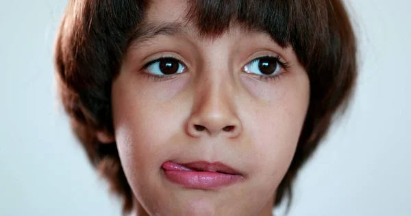 Retrato Criança Menino Pensando Close Etnicamente Diversificada Criança Procura Solução — Fotografia de Stock