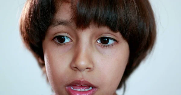 Retrato Criança Menino Pensando Close Etnicamente Diversificada Criança Procura Solução — Fotografia de Stock