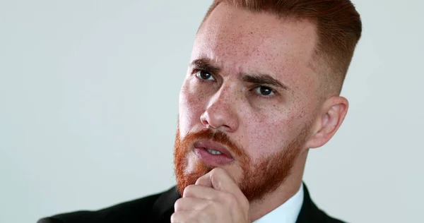 Soruna Çözüm Arayan Düşünceli Bir Yönetici Kızıl Saçlı Düşünceli Biri — Stok fotoğraf