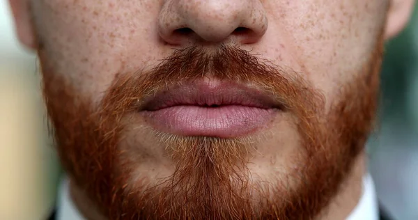 Grave Rossa Uomo Labbra Bocca Primo Piano Con Barba Rossa — Foto Stock