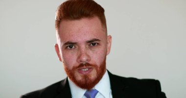 İş adamı duygularını altüst etti. Kızıl saçlı insan öfkeli tepki, pişmanlık ve endişe duyuyor.