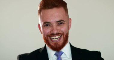 Gülümseyen hoş yönetici portresi. Güvenilir yakışıklı iş adamı.