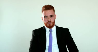 Stresli iş adamı hayal kırıklığına uğramış elleriyle yüzünü kapatıyor.